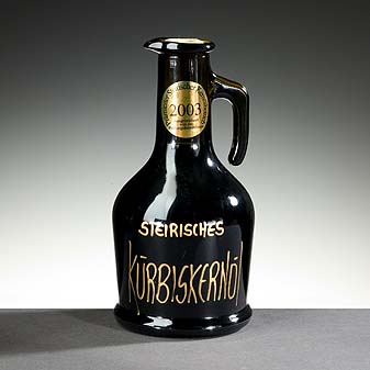 Hirt Kürbiskernöl 250 ml Das Öl aus 30 Kürbissen in einer kleinen Flasche.