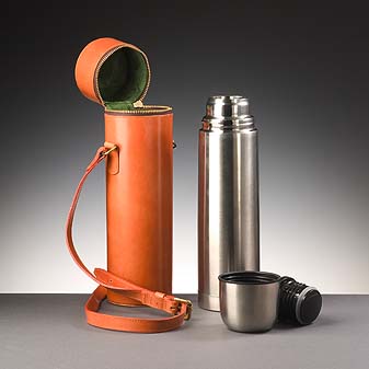 Isolierflasche im Futteral Aus doppeltem Vakuum-Edelstahl-Körper. In Sattelleder-Futteral.