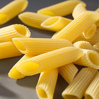 Rustichella Penne Rigate 500 g An ihrer Oberfläche haften auch dünnere Saucen.