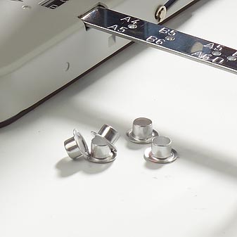 100 Aluminiumösen PunchNBind Können mit ihren 5 mm Ø in jedem Standardordner abgeheftet werden.