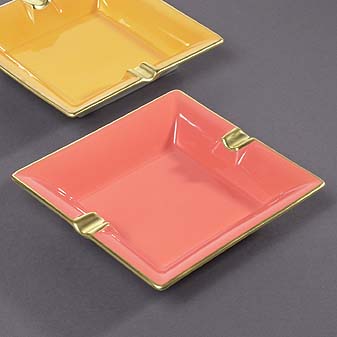 Lassen Sie sich nicht täuschen. Er ist 16 x 16 cm groß.