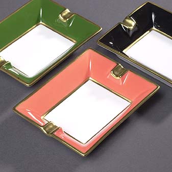 Porzellan Aschenbecher mit Farbrand aus Limoges Die klassische Aschenbecher-Form schlechthin. Aus Limoges.