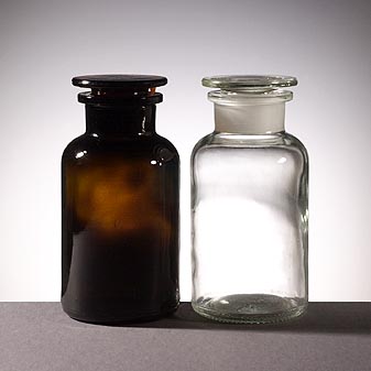 Apothekerflaschen 1 ltr. Lieferbar in weiß oder braunem Glas für lichtempfindliche Güter.