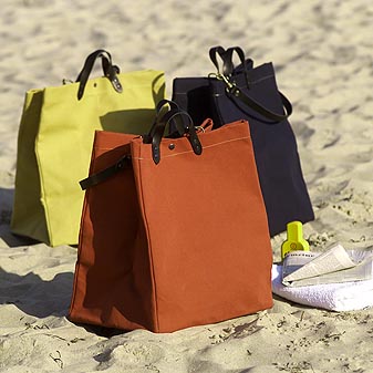 Badetücher, Sandspielzeug, Bild-Zeitung, Getränke, Kekse, Kamera ...