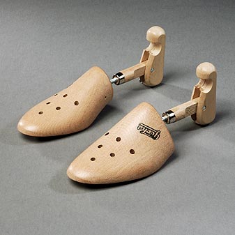 Nie sollte man Schuhe ohne Schuhleisten lagern.