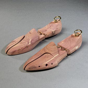 Der Schuh wird vollständig vom Leisten ausgefüllt.