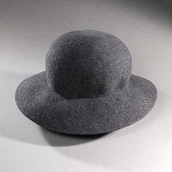 Ein Damenhut aus Wollfilz mit heruntergezogener Krempe. Früher EUR 129