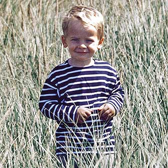 Bis Gr. 104 mit Drucknöpfen an der rechten Schulter.