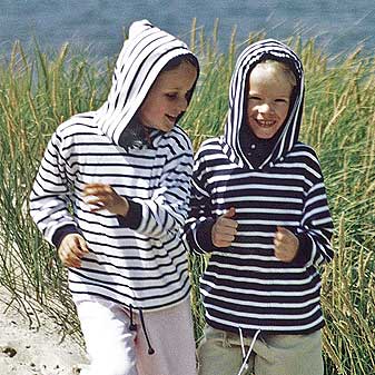  Kapuzenpullover in bretonischem Design.