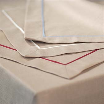  Mit schmaler Paspelierung in den Gegenfarben. Format 50 x 40 cm.