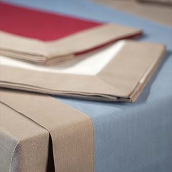  Längs oder quer über den Tisch. Format 140 x 50 cm.