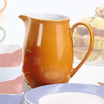 Saft, Milch oder Kakao auf dem Frühstückstisch