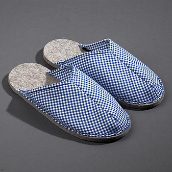  Aus einem festen Wollfilz, unten rutschfest beschichtet.