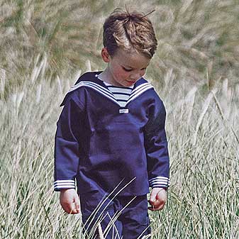  Kinder fühlen sich wohl in den weit geschnittenen Hemden.