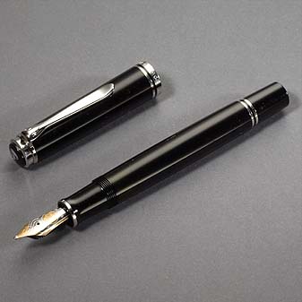  Schwarz mit silberplattierten Beschlägen. 18 Karat Goldfeder.