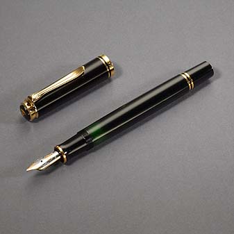  Schwarz mit goldplattierten Beschlägen. 14 Karat Goldfeder.