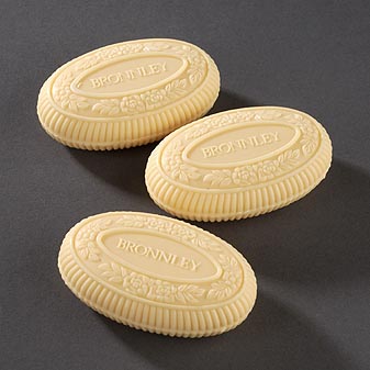 Bronnley 3 Gästeseifen 50 g aus der berühmten Mandelölserie von Bronnley.