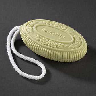  Aus Mandel- und Jojoba-Öl. Stark rückfettend. Neutraler pH-Wert.