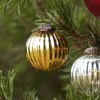 6 Geripp.Weihnachtskugeln 7cm Silbern, golden oder rot. Außer den gerippten gibt es auch glatte.