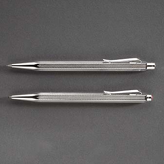  Kugelschreiber oder Minenhalter aus massivem versilbertem Messing.