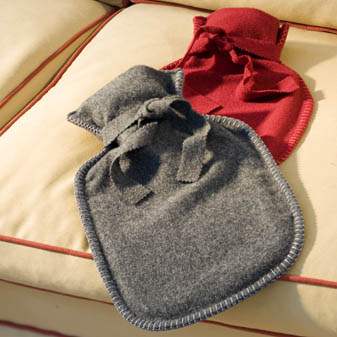 Steiner Wärmflasche Eine Fashy-Qualitätswärmflasche aus Naturkautschuk in Merino-Bezug.