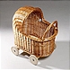 Puppenwagen aus Korb Boden, Achse und Räder sind aus Holz.